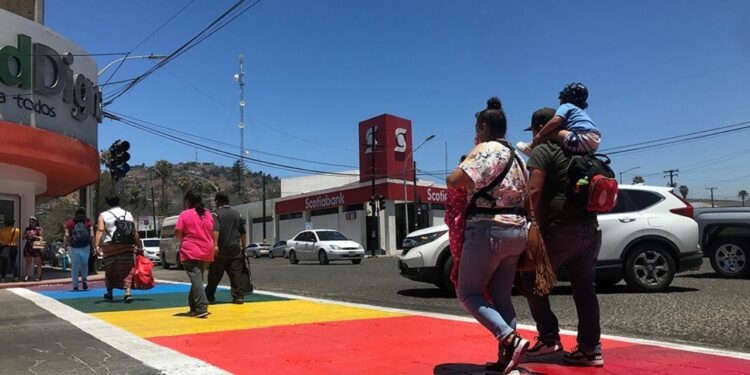 Pintan paso de cebra en crucero para cerrar los festejos LGBT+