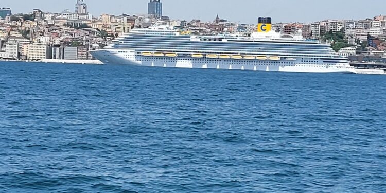 El barco Costa Venezia, de Costa Cruceros en Estambul.