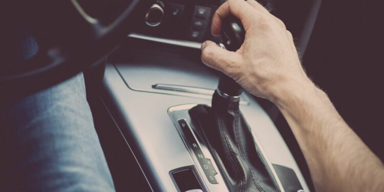 Muchos conductores prefieren autos con transmisión automática.