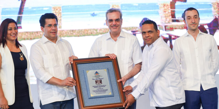 Presidente Abinader recibe reconocimiento de ADOMPRETUR por apoyo al turismo en la Pandemia del COVID-19