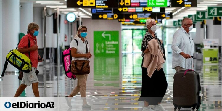 Repuntan los viajes de argentinos al exterior y ya son el principal factor de deterioro del mercado oficial de dólares