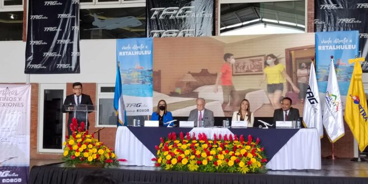 durante la presentación de la nueva ruta aérea entre Guatemala y Retalhuleu.dfd