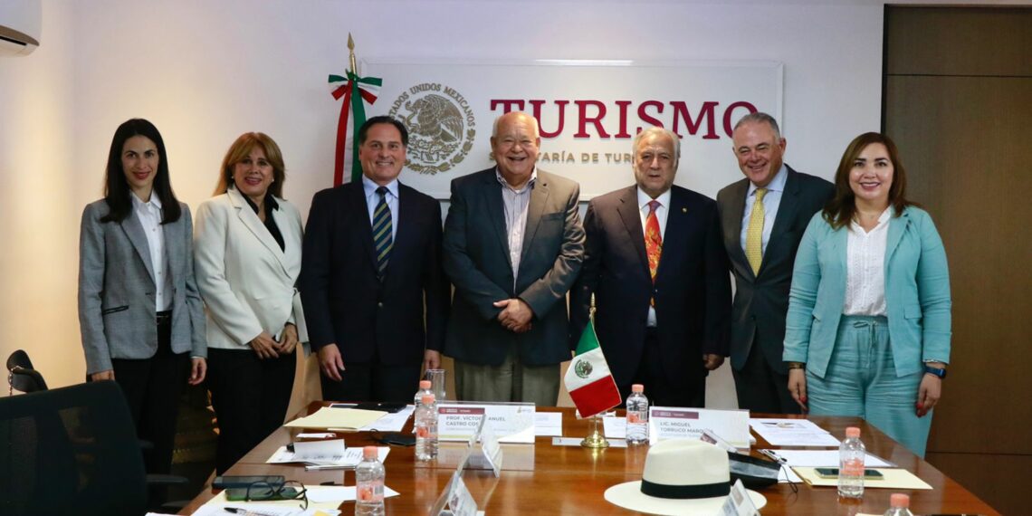 El secretario de Turismo, Miguel Torruco Marqués, y el gobernador de Baja California Sur, Víctor Castro Cosío, anunciaron el incremento de frecuencias en tres rutas a Los Cabos de Viva Aerobus.