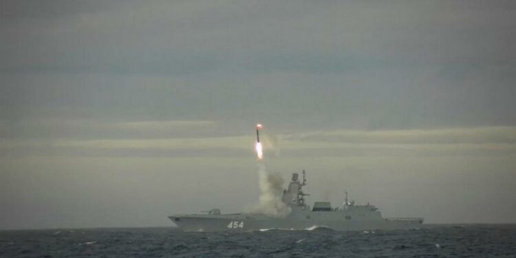 Rusia prueba misil de crucero hipersónico Zircon en un lanzamiento en el mar
