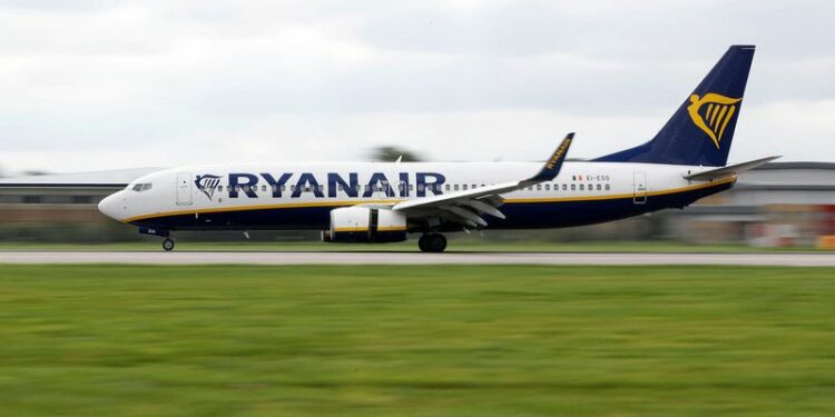 FOTO DE ARCHIVO: Un avión de Ryanair aterriza en el aeropuerto de Gatwick en Crawley, Reino Unido, el 25 de agosto de 2021. REUTERS/Peter Nicholls