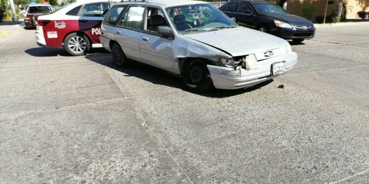 Se pasa el alto y choca en transitado crucero de Los Mochis