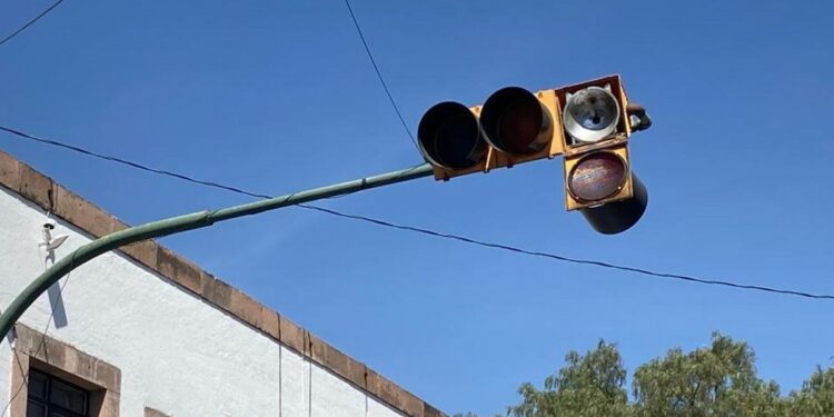 Semáforos descompuestos en Cocotitlán vuelven peligrosos los cruceros