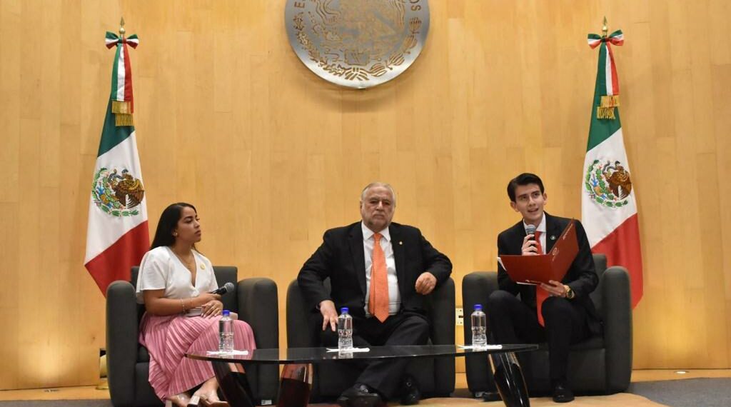 El secretario de Turismo, Miguel Torruco Marqués, participó en el Seminario Político “Hacia el Relevo Generacional”, en la Cámara de Diputados.