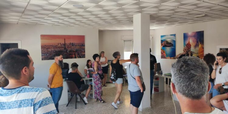 Los clientes descontentos ocuparon ayer la agencia para expresar su malestar. /ideal