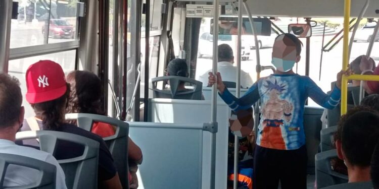 Trabajo para niños no sólo en cruceros; cantan y comercializan en camiones