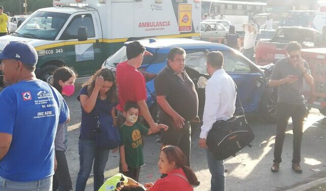 Tráiler embistió 11 vehículos en VNSA y dejó 14 lesionados