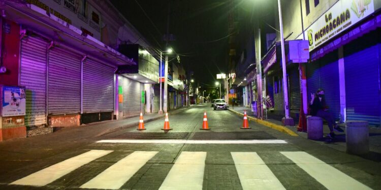 Tras quitar calles peatonales, Ayuntamiento pinta cruceros para mejorar movilidad