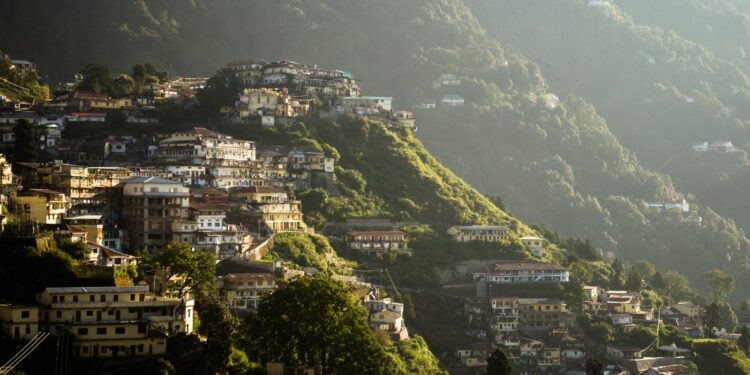 Edificios en la ladera de una montaña verde en Landour India