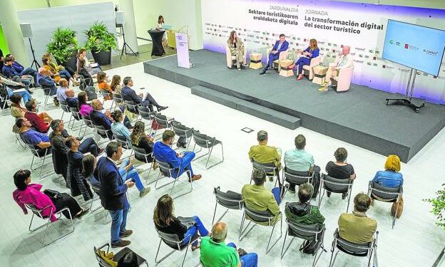 Medio centenar de personas acudieron al foro 'La transformación digital del sector turístico' organizado por EL CORREO en el Palacio Europa de Vitoria. /Fotos: Igor martín