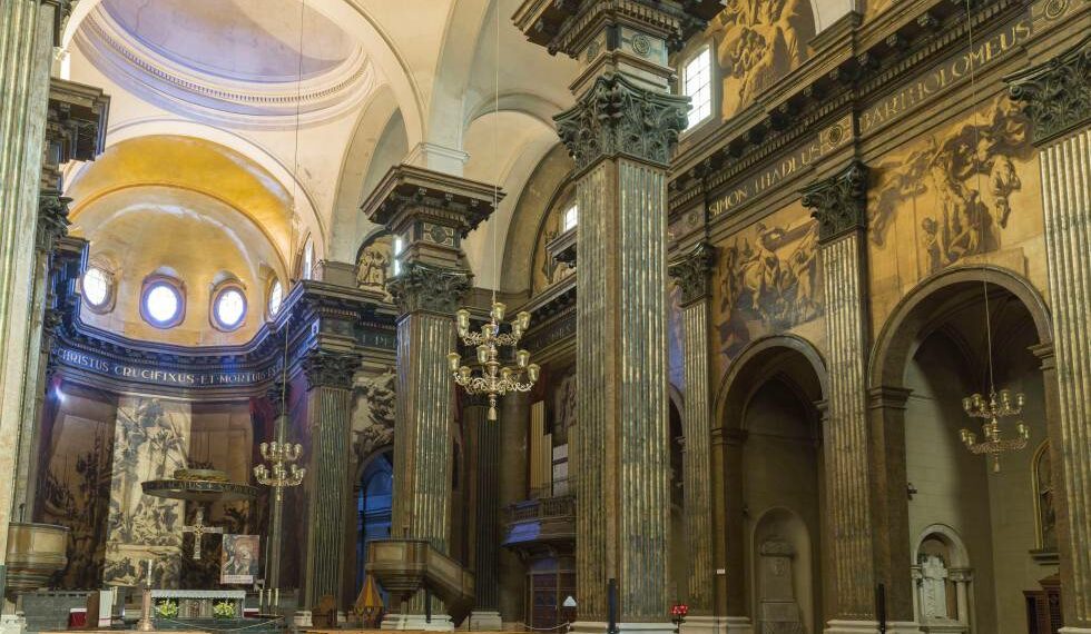 Catedral de Sant Pere, con murales de Josep Maria Sert.