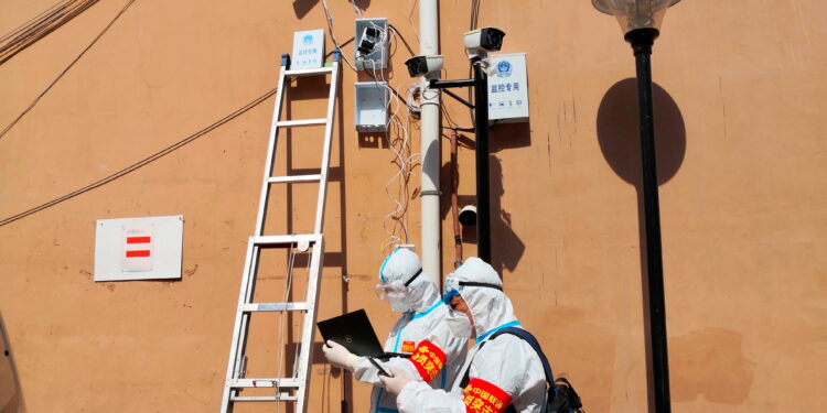 Instalación de cámaras de vigilancia en la provincia de Heilongjiang (vía Reuters)