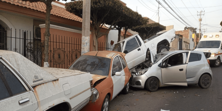 Una lesionada y cuatro autos con daños deja carambola en Culiacán