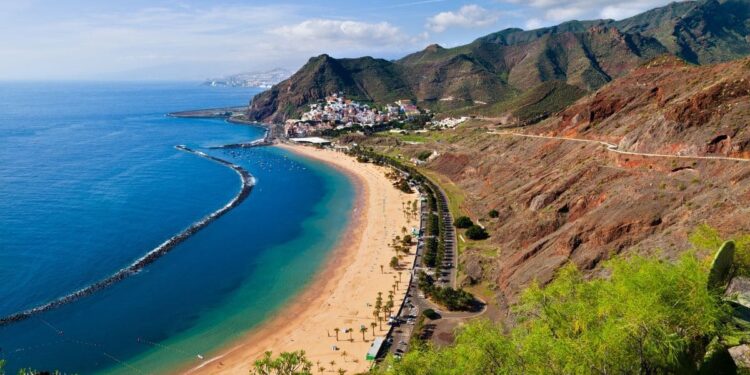 Tenerife es la isla más grande y poblada de las siete Islas Canarias