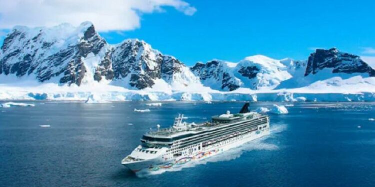 Un crucero con 3.000 pasajeros chocó contra un iceberg en Alaska