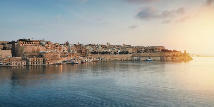 El gran puerto de Malta con el sol reflejndose en el agua.