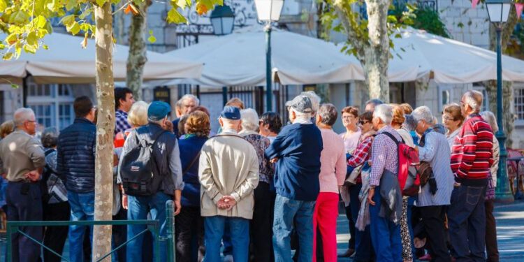 Viajes del Imserso: la congelación de precios divide al Gobierno y pone