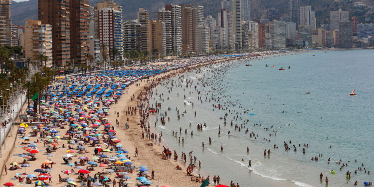 La playa de Levante en Benidorm llena de turistas durante la campa