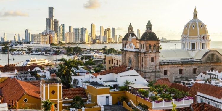 Viajes para mujeres solas: los mejores destinos según viajeras profesionales