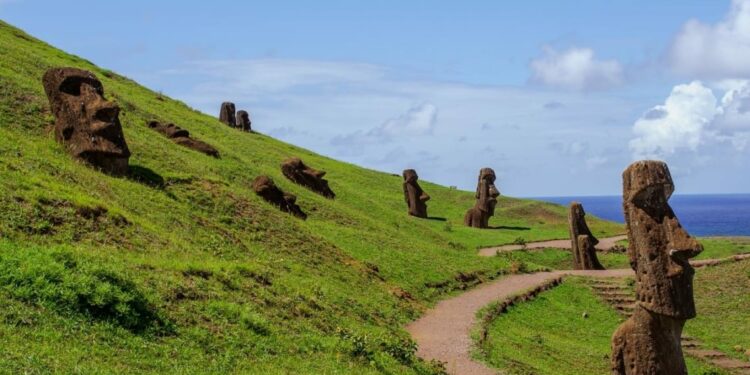 Moais en una colina en Rapa Nui, Chile
