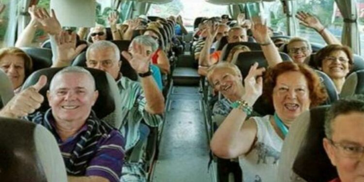 Maroto pide a Belarra "modernizar" los viajes del Imserso