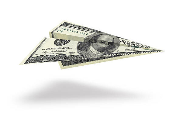 Cuánto dinero en efectivo puedo llevar al viajar en avión