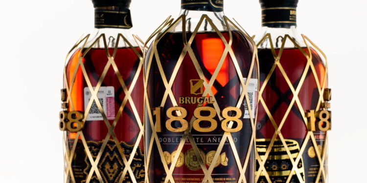 El arte de hacer Ron y el Arte Huichol se fusionan en la segunda colaboración entre Brugal y Cesar Menchaca