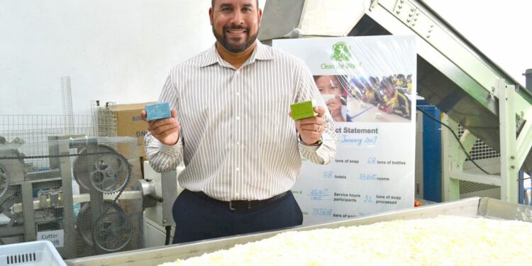 Shawn Seipler muestra el proceso de reciclaje de pastillas de jabón de los hoteles