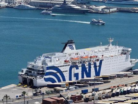 Crucero en el puerto de Barcelona.