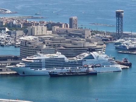 Crucero en el puerto de Barcelona.