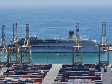 Crucero en el puerto de Barcelona.
