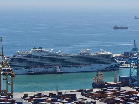 Crucero en el puerto de Barcelona.