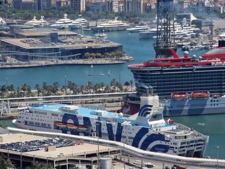 Crucero en el puerto de Barcelona.