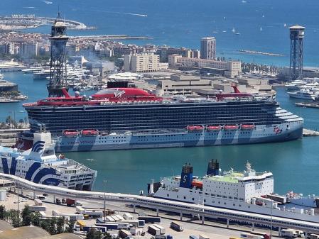 Crucero en el puerto de Barcelona.