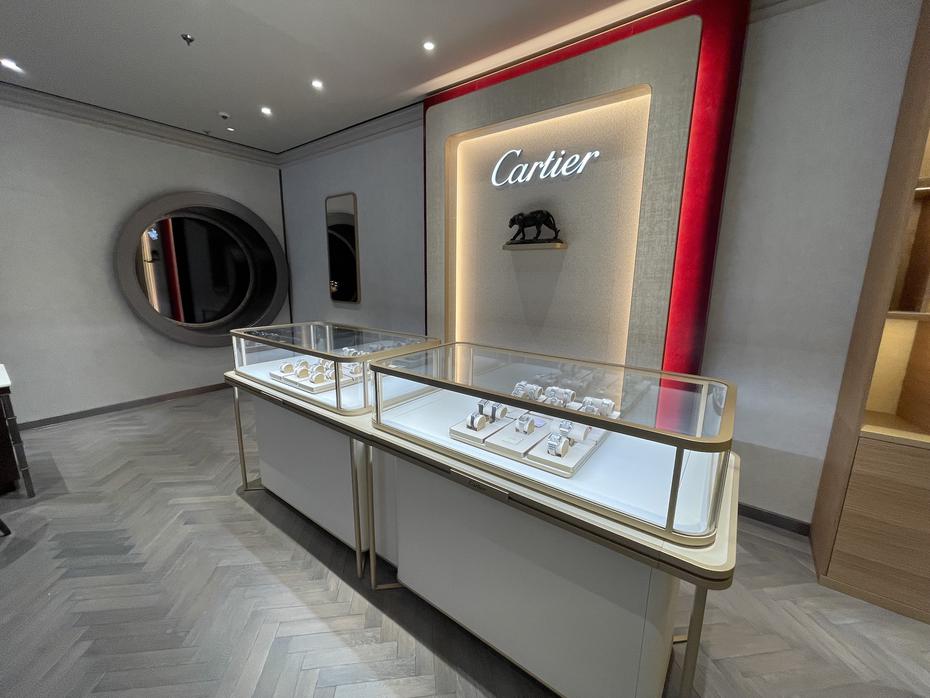 Las tiendas del Disney Wish tienen mercancía de reconocidas marcas como Cartier.  (Gregorio Mayí/Especial para GFR Media)