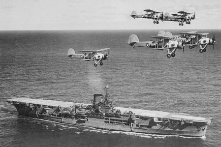 Bombarderos Fairey Swordfish del HMS Ark Royal. Estos bombarderos atacaron en vano al Strasbourg.