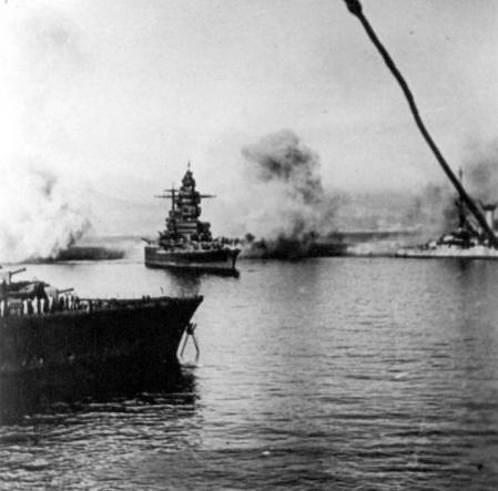 El crucero de batalla Strasbourg camino de mar abierto entre los impactos de la artillería británica.
