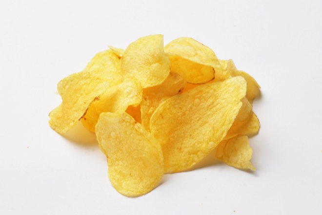 Las patatas fritas, junto a la cerveza, son el aperitivo estrella del verano.