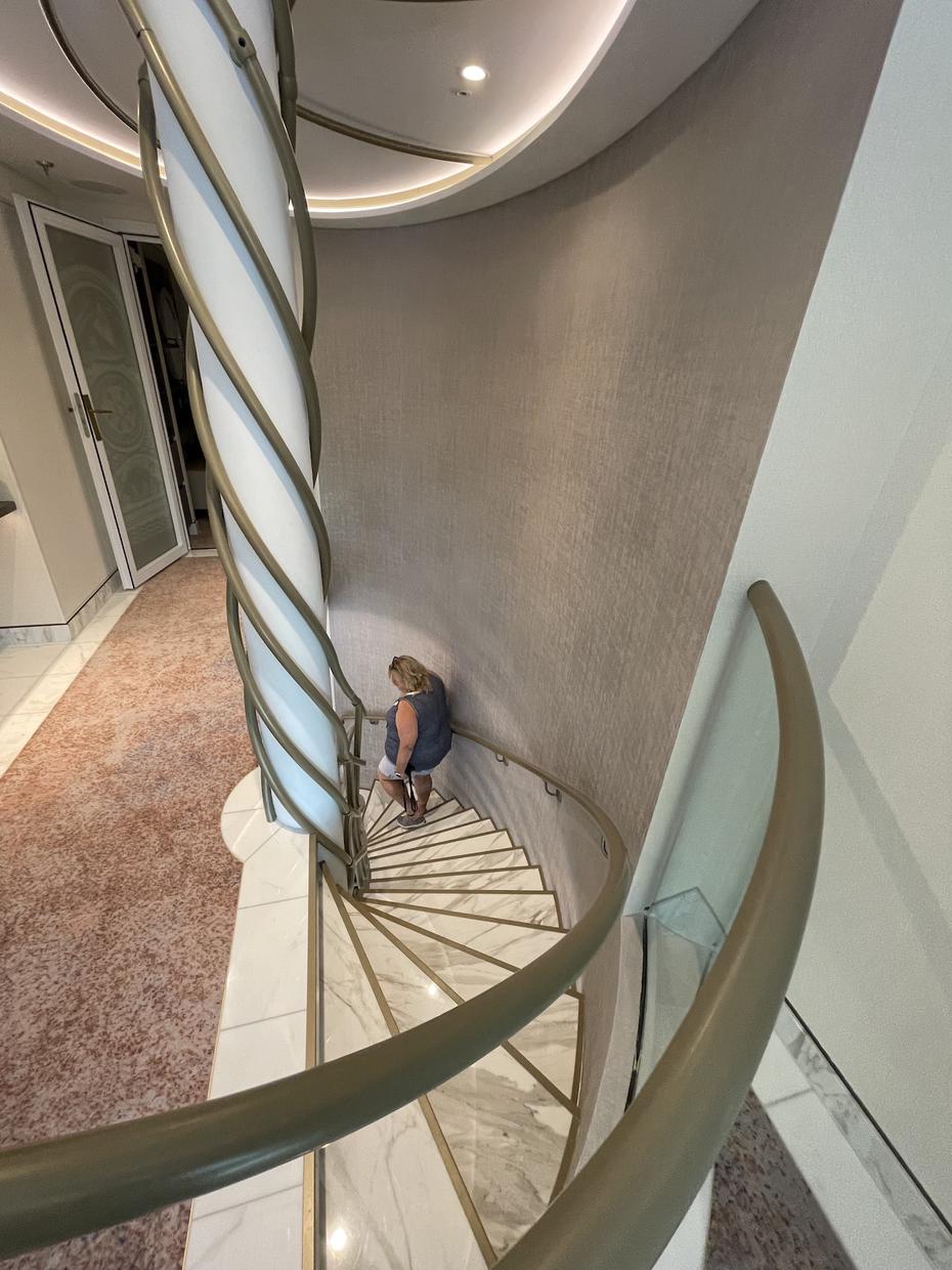 Escalera espiral en el Concierge Wish Tower Suite en el Disney Wish. (Gregorio Mayí / Especial para GFR Media)