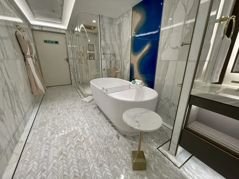 Baño de lujo con bañera flotante y ducha con paredes de cristal en el Concierge Wish Tower Suite del Disney Wish. (Gregorio Mayí / Especial para GFR Media)