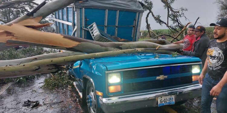 Durante tormenta, mueren dos personas en Crucero de 4 Caminos en Tuxpan