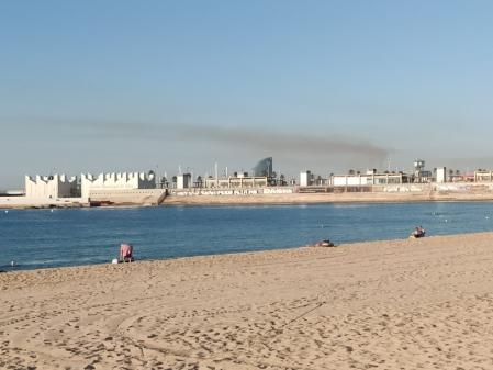 Humareda generada por un crucero en Barcelona.