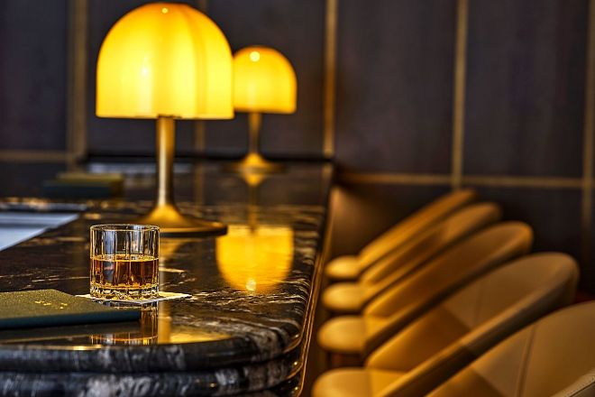 El barco tiene distintos bares y salones donde tomar un c