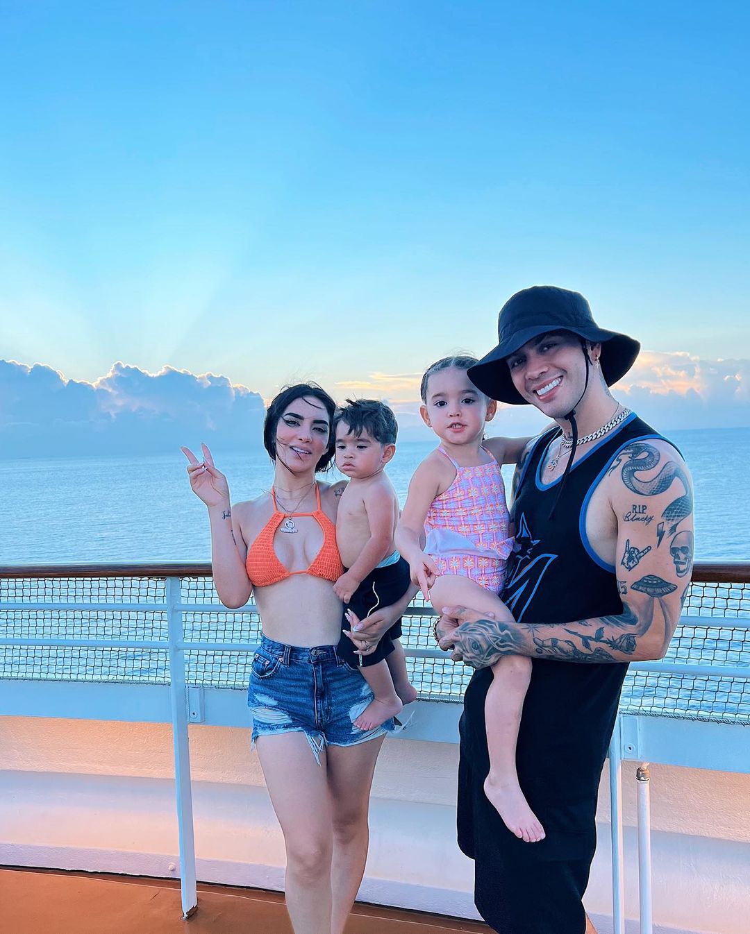 la youtuber Kimberly loaiza y su familia en crucero de Disney (Foto: Instagram @juandediospantoja)