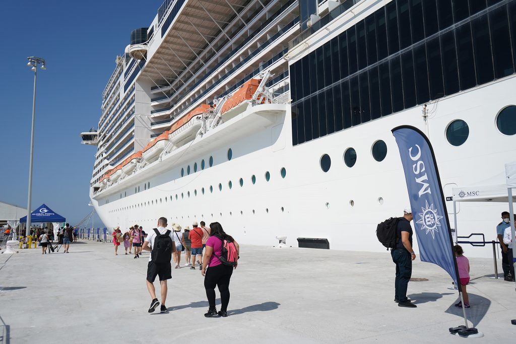 La escala del crucero contó con un gran número de pasajeros que desembarcaron