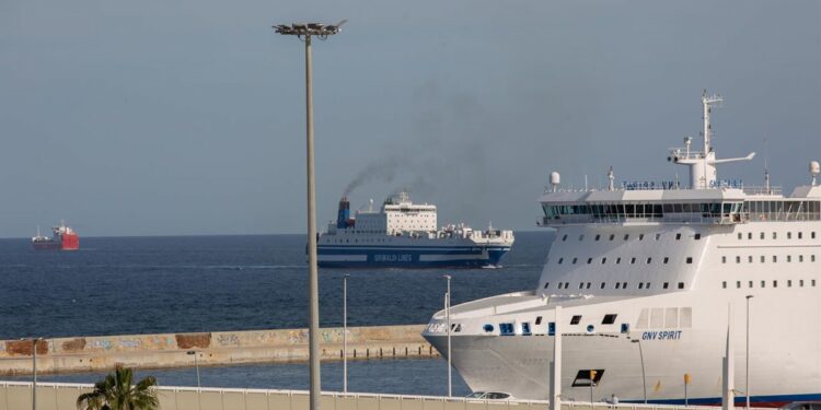 Colau plantea que lleguen un máximo de tres cruceros al día pero el Puerto de Barcelona lo descarta